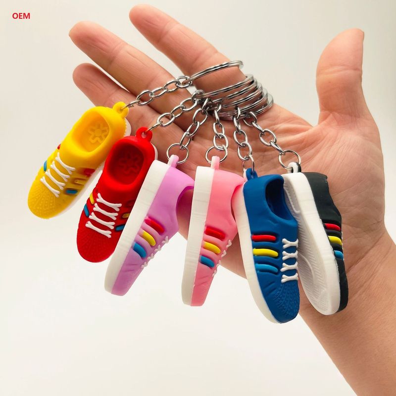 3D Mini Sepatu Keychain Keychain Karakter Dengan Metal Key Ring Custom Plasitc Figure Keychain
